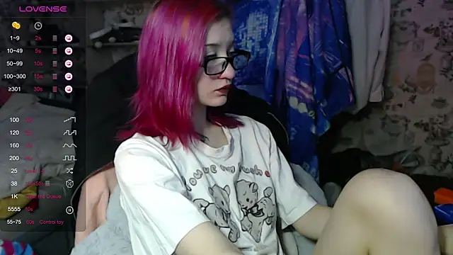 Snapshot of Dreamy_Red_Girl chatting on 10/20/25, 03:18 Dreamy Red Girl online show from 10/20/25, 03:18