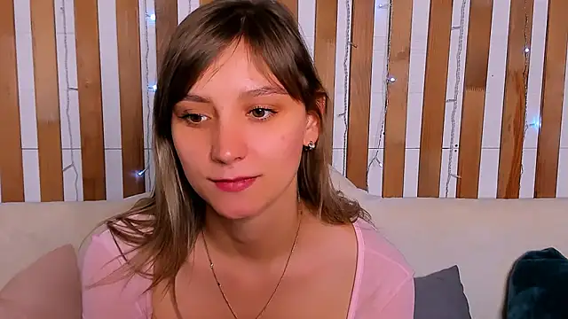 Snapshot of Sophia_Elliott chatting on 10/08/25, 01:47 Sophia Elliott online show from 10/08/25, 01:47