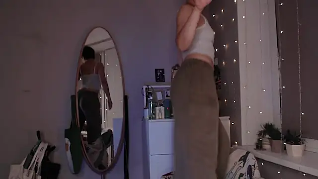 Snapshot of YourHotExSAndra chatting on 10/14/25, 08:31 YourHotExSAndra online show from 10/14/25, 08:31