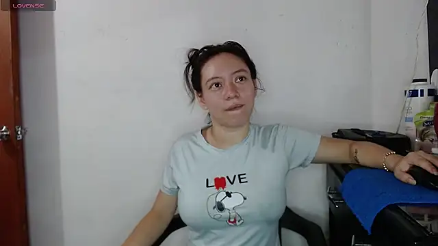 Snapshot of Damara_Rolands- chatting on 11/05/25, 06:19 Damara Rolands- online show from 11/05/25, 06:19