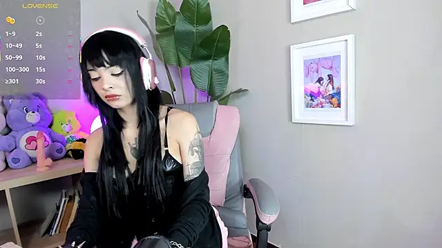 Snapshot of Bayonetta_doll chatting on 10/22/25, 04:29 Bayonetta doll online show from 10/22/25, 04:29