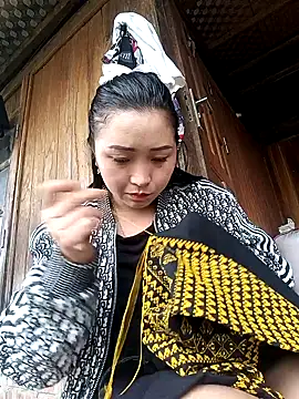 Snapshot of miemie-xx chatting on 10/25/25, 01:13 miemie-xx online show from 10/25/25, 01:13