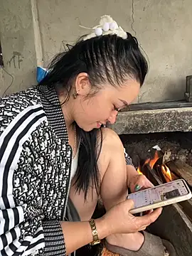 Snapshot of miemie-xx chatting on 11/13/25, 03:27 miemie-xx online show from 11/13/25, 03:27