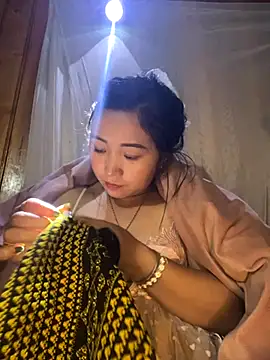 Snapshot of miemie-xx chatting on 11/22/25, 01:32 miemie-xx online show from 11/22/25, 01:32