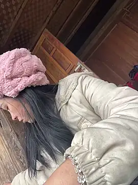 Snapshot of miemie-xx chatting on 12/15/25, 02:49 miemie-xx online show from 12/15/25, 02:49