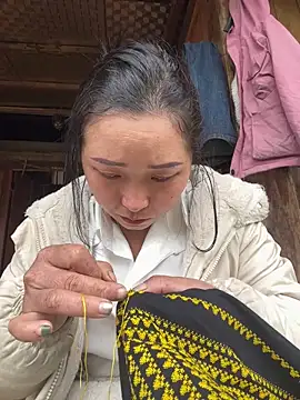 Snapshot of miemie-xx chatting on 12/17/25, 02:28 miemie-xx online show from 12/17/25, 02:28