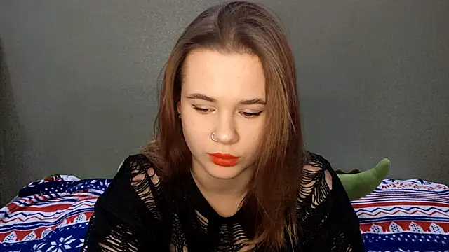 Snapshot of QuiveredFrown chatting on 10/15/25, 11:21 QuiveredFrown online show from 10/15/25, 11:21