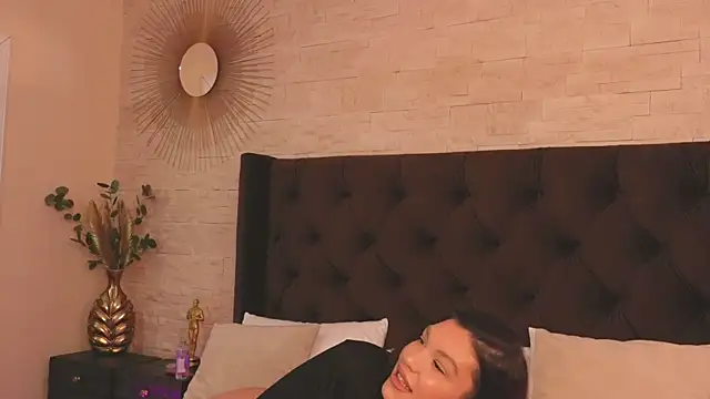 Snapshot of ClaraPasssion chatting on 10/27/25, 07:51 ClaraPasssion online show from 10/27/25, 07:51