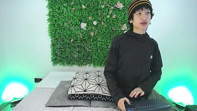 Snapshot of Emo_Boy_ chatting on 11/25/25, 01:00 Emo Boy online show from 11/25/25, 01:00