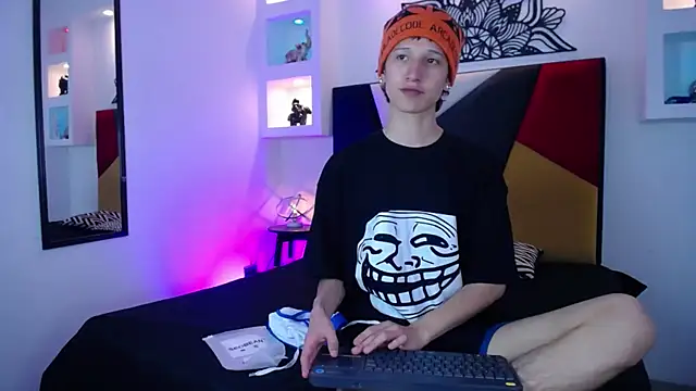 Snapshot of Emo_Boy_ chatting on 01/12/26, 08:36 Emo Boy online show from 01/12/26, 08:36