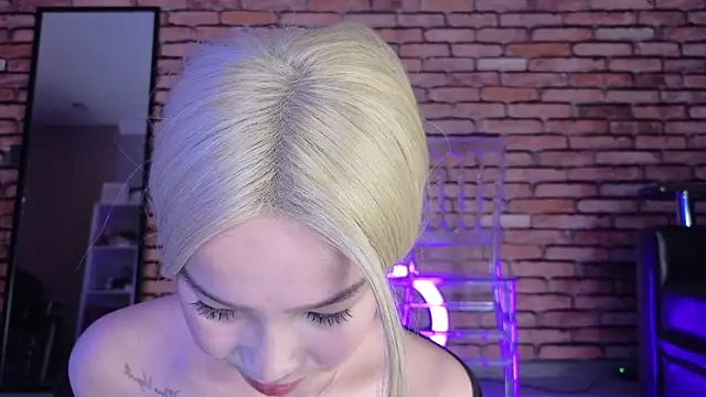 saya li1 online show from 10/28/25, 07:49