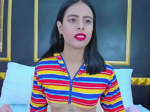 Snapshot of laura_maite_ chatting on 11/17/25, 12:00 laura maite online show from 11/17/25, 12:00