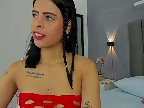 Snapshot of laura_maite_ chatting on 11/26/25, 12:06 laura maite online show from 11/26/25, 12:06