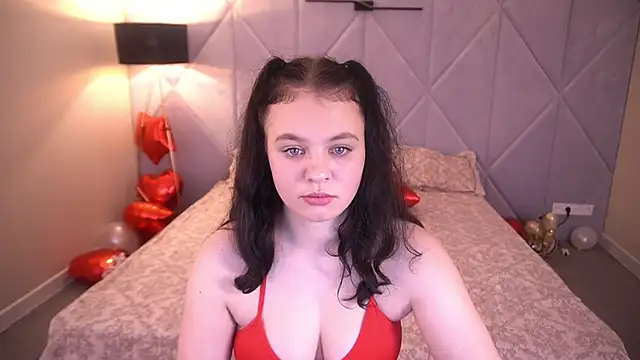 SnowWhiti online show from 02/13/26, 08:05