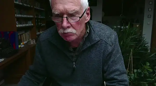 Snapshot of super-snoopy chatting on 12/26/24, 01:10 super-snoopy online show from 12/26/24, 01:10