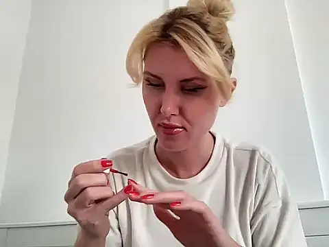 Snapshot of Ilymaris chatting on 02/25/26, 12:26 Ilymaris online show from 02/25/26, 12:26