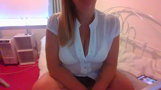 Snapshot of BbwGreenEyes69_ chatting on 10/09/25, 08:01 BbwGreenEyes69  online show from 10/09/25, 08:01