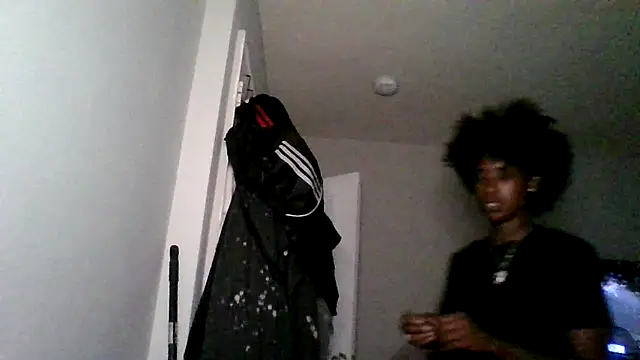 Snapshot of dezzidavill chatting on 06/18/26, 12:09 dezzidavill online show from 06/18/26, 12:09