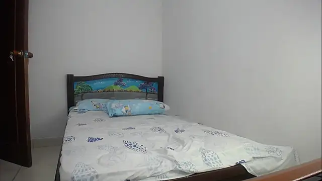 Snapshot of Zoe_Monroe_ chatting on 11/17/25, 04:40 Zoe Monroe online show from 11/17/25, 04:40