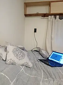 Snapshot of Chinitaluna chatting on 11/17/25, 10:37 Chinitaluna online show from 11/17/25, 10:37