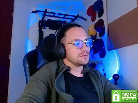 Snapshot of kurt_xx chatting on 10/24/25, 12:30 kurt xx online show from 10/24/25, 12:30