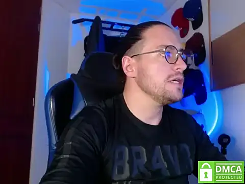 Snapshot of kurt_xx chatting on 10/24/25, 01:40 kurt xx online show from 10/24/25, 01:40