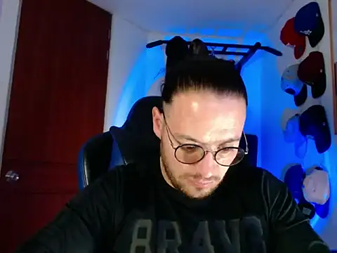 Snapshot of kurt_xx chatting on 11/18/25, 09:08 kurt xx online show from 11/18/25, 09:08