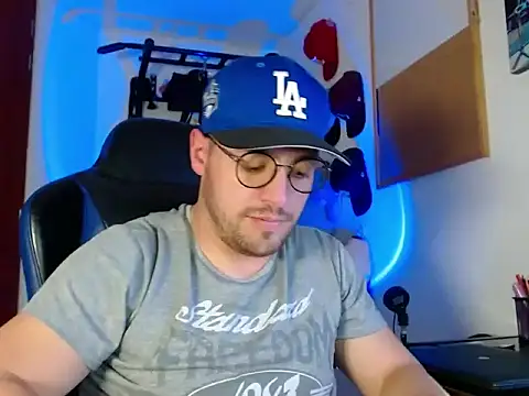 Snapshot of kurt_xx chatting on 11/25/25, 10:43 kurt xx online show from 11/25/25, 10:43