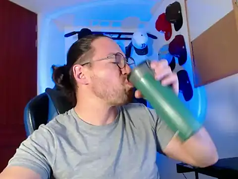 Snapshot of kurt_xx chatting on 12/14/25, 01:22 kurt xx online show from 12/14/25, 01:22