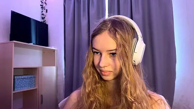 LunaCrave online show from 10/17/25, 09:23