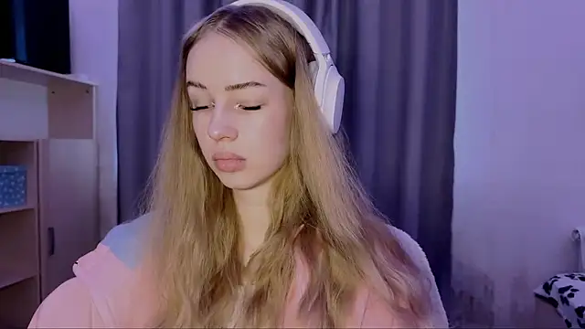 LunaCrave online show from 10/27/25, 09:35