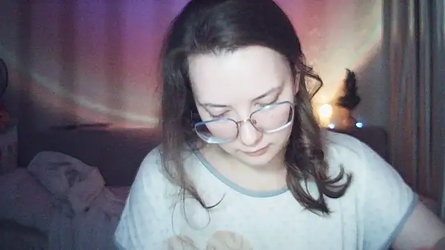 Snapshot of MoodieMira chatting on 12/18/25, 02:06 MoodieMira online show from 12/18/25, 02:06