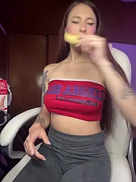 Snapshot of Im_scarlett18 chatting on 11/26/25, 10:33 Im scarlett18 online show from 11/26/25, 10:33