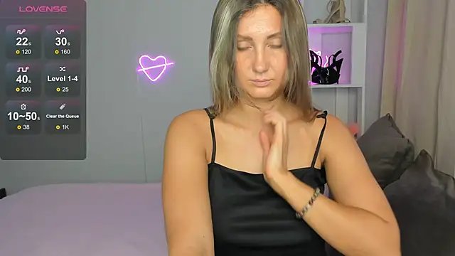 Snapshot of NikkiKiss__ chatting on 10/21/25, 01:39 NikkiKiss online show from 10/21/25, 01:39