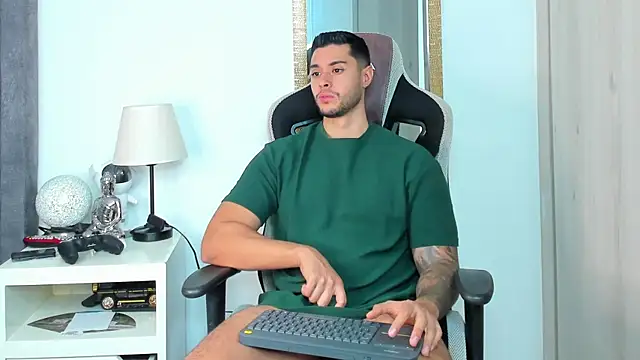 Snapshot of Ken_mailik1 chatting on 11/23/25, 07:24 Ken mailik1 online show from 11/23/25, 07:24