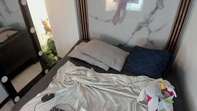 bubble  angel   online show from 04/04/26, 12:13