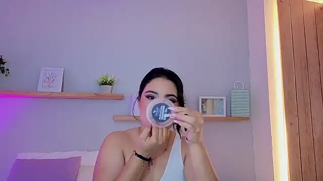 Snapshot of shainadavis chatting on 02/09/26, 03:10 shainadavis online show from 02/09/26, 03:10