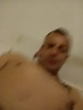 Snapshot of jjLARAY chatting on 10/17/25, 03:42 jjLARAY online show from 10/17/25, 03:42