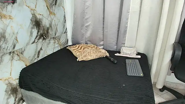 Snapshot of beauty_lana18 chatting on 12/18/25, 03:23 beauty lana18 online show from 12/18/25, 03:23