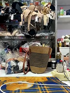 Min 719 online show from 10/19/25, 04:57