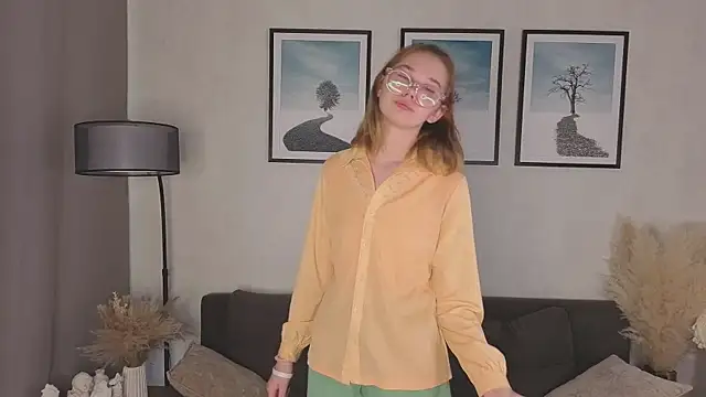 LinhFerrales online show from 10/22/25, 10:04