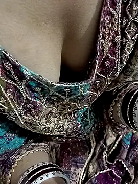 Snapshot of HOT-CPL-11 chatting on 11/03/25, 05:58 HOT-CPL-11 online show from 11/03/25, 05:58