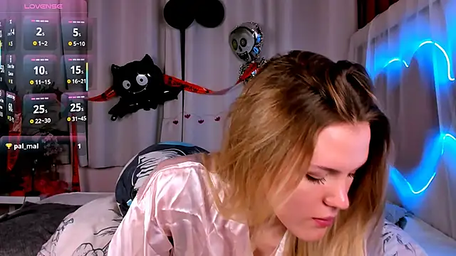 Snapshot of -KittyMoore chatting on 11/03/25, 08:32 -KittyMoore online show from 11/03/25, 08:32