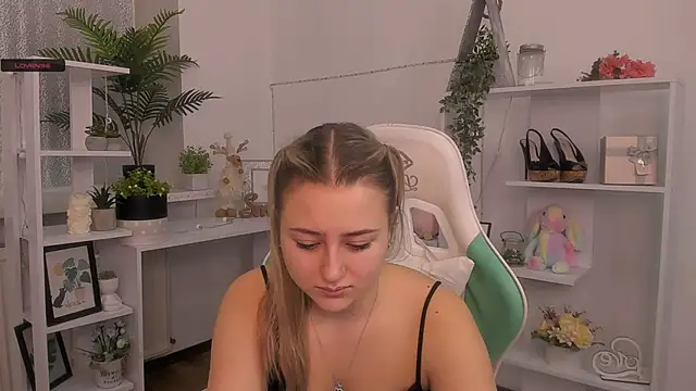 Snapshot of Lulu___Moon chatting on 12/04/25, 07:39 Lulu Moon online show from 12/04/25, 07:39