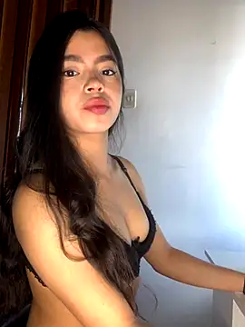 LunaMoore Pink online show from 10/18/25, 01:23