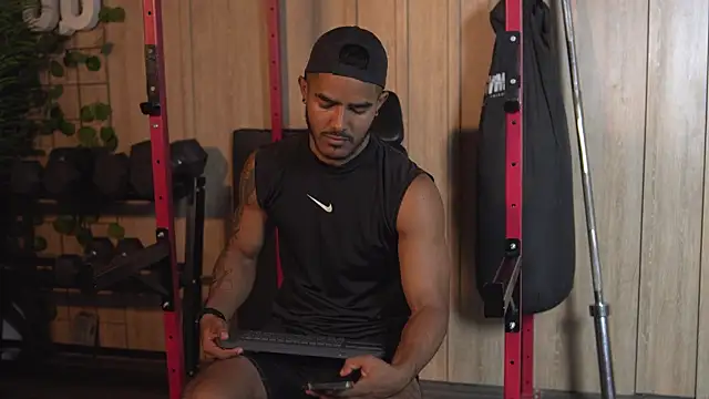 Snapshot of Reik_Vonn chatting on 10/15/25, 12:16 Reik Vonn online show from 10/15/25, 12:16