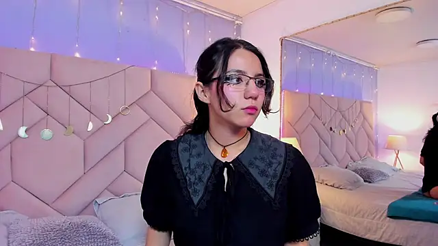 Snapshot of HollyPeach chatting on 11/05/25, 07:58 HollyPeach online show from 11/05/25, 07:58