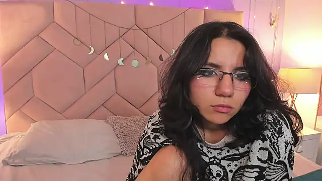 Snapshot of HollyPeach chatting on 11/07/25, 08:36 HollyPeach online show from 11/07/25, 08:36