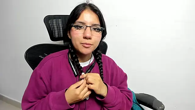 Snapshot of HollyPeach chatting on 11/17/25, 07:52 HollyPeach online show from 11/17/25, 07:52