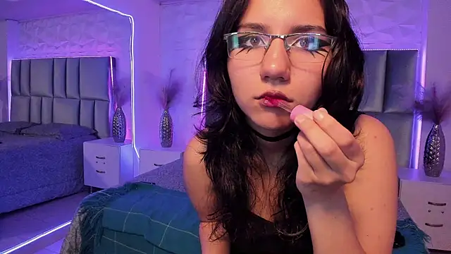 HollyPeach online show from 12/18/25, 07:53